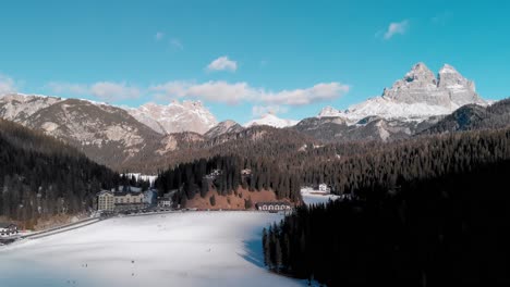 Panorámica-Aérea-Lenta-Sobre-El-Lago-Misurina-Y-Los-Tres-Picos-Nevados-De-Lavaredo-En-Italia