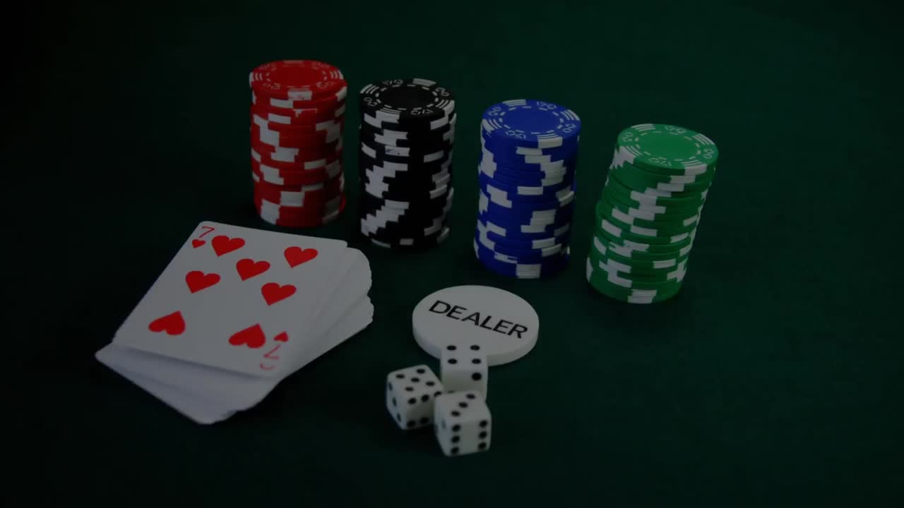 animación de pilas de fichas y cartas de juegos de casino a bordo
