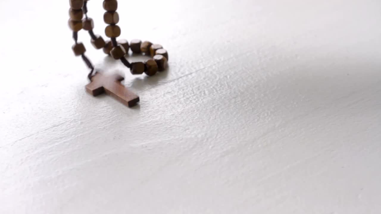 rezando a dios con la cruz en las manos junto con la cruz metrajes
