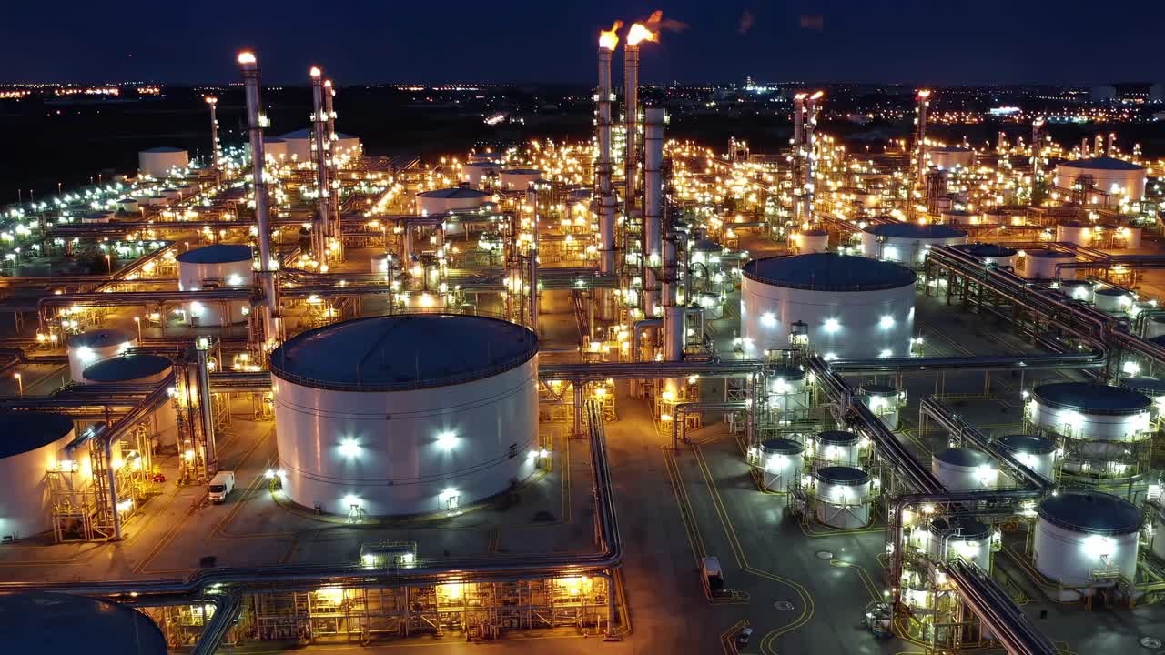 밤에 석유 정유소