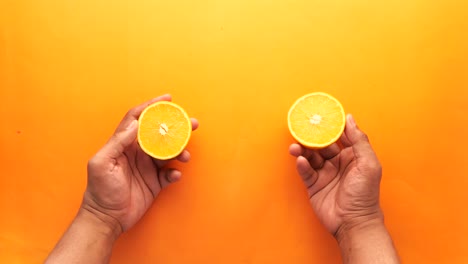 rebanadas de naranja en las manos