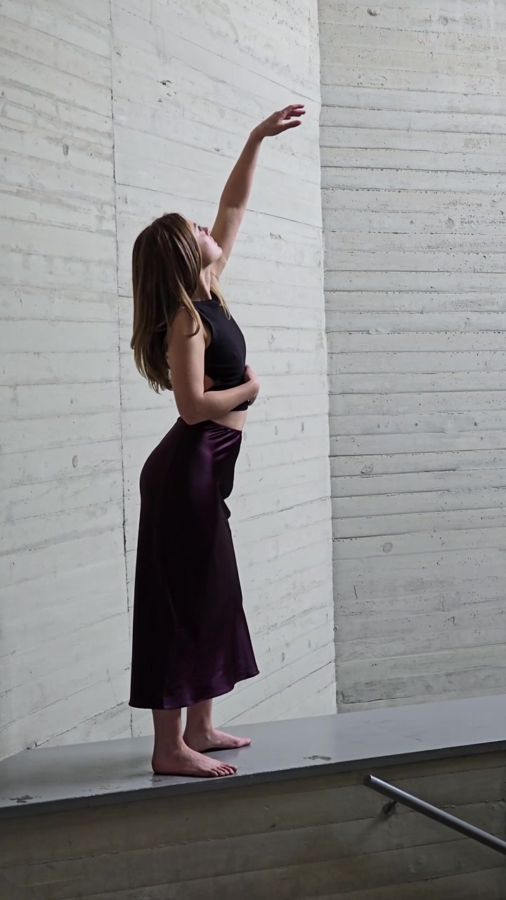 Una serie di eleganti pose di danza ambientata su uno sfondo minimalista per un impatto artistico.