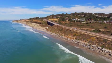 Torrey-Pines-State-Beach-Sandy-Coastline-And-Surf-Break-In-Del-Mar,-California,-USA