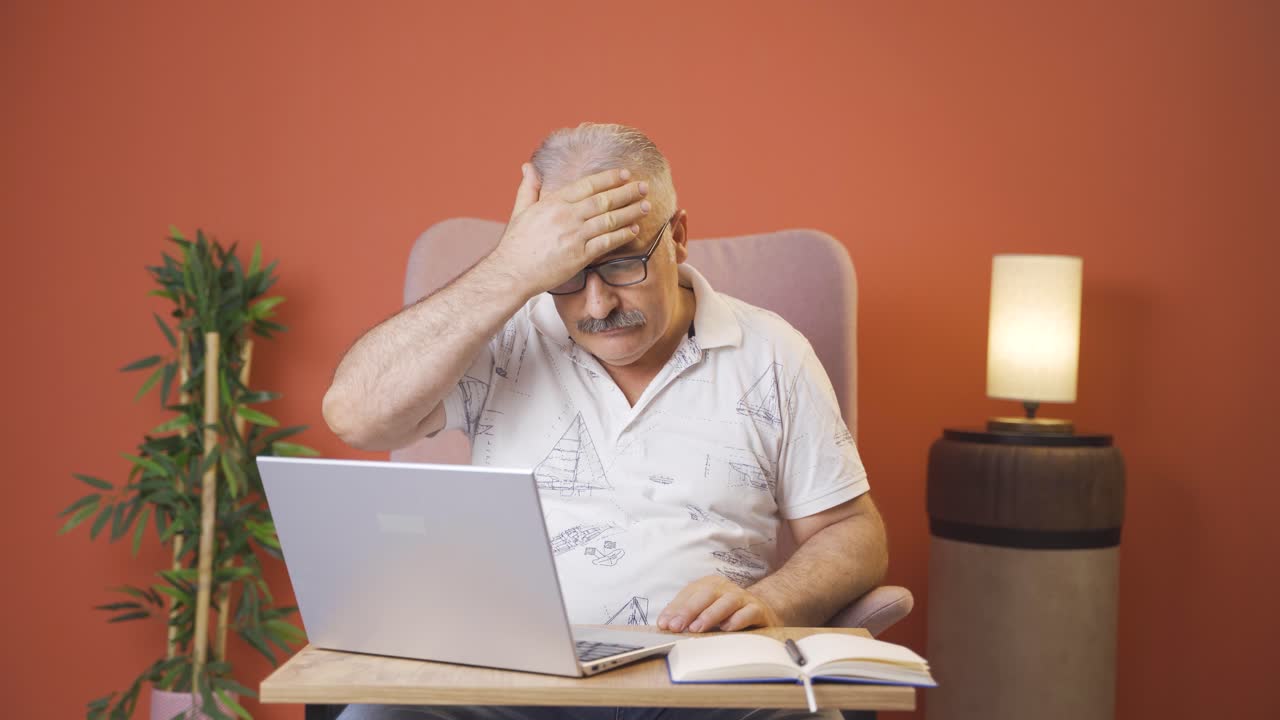 el anciano mirando la computadora portátil está desmotivado y aburrido.