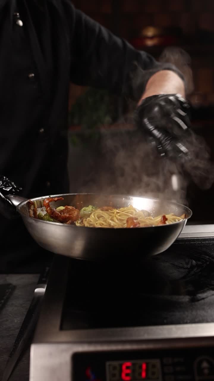 cocinero cocinando fideos fritos