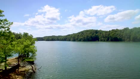 Día-Tranquilo-En-El-Lago-Hartwell-Con-Bosques-Idílicos,-Carolina-Del-Sur,-Vista-Aérea