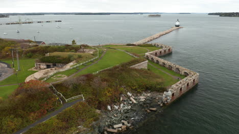 magnífica toma aérea de casco bay en la costa de portland, maine