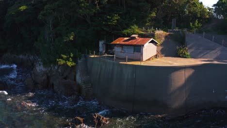 Ama-Taucherhütte-An-Der-Küste-Von-Osatsu,-Mie-Japan-4k