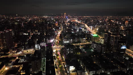 Lapso-De-Tiempo-Aéreo-Sobre-La-Brillante-Ciudad-De-Taiwán-Con-Líneas-Digitales-Que-Conectan-La-Ciudad-Por-La-Noche