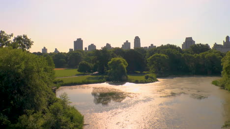 Pan,-Central-Park,-Manhattan,-New-York-Seeblick-Mit-Stadtbild