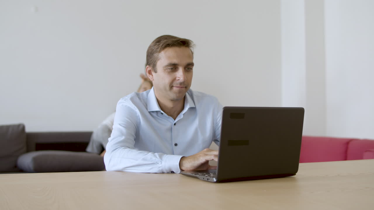 padre caucásico de mediana edad que trabaja en casa