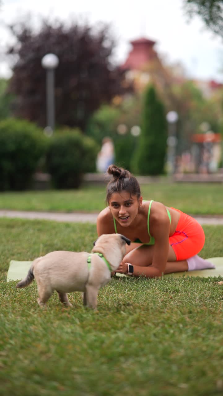 mujer y su cachorro jugando en el parque
