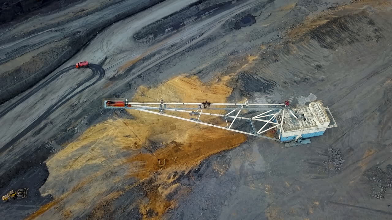 vista aérea de una mina a cielo abierto con maquinaria pesada