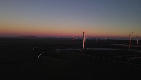 Vista-Aérea-De-Drones-Parque-Eólico-Con-Turbinas-Al-Atardecer,-Valle-De-Lágrimas,-Israel