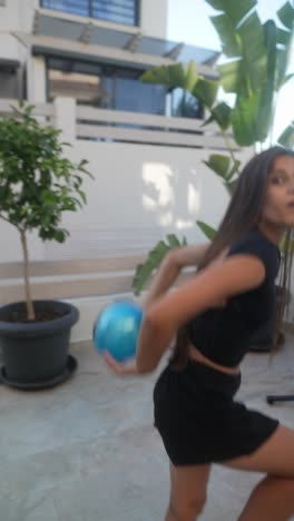 mujer bailando al aire libre con la pelota
