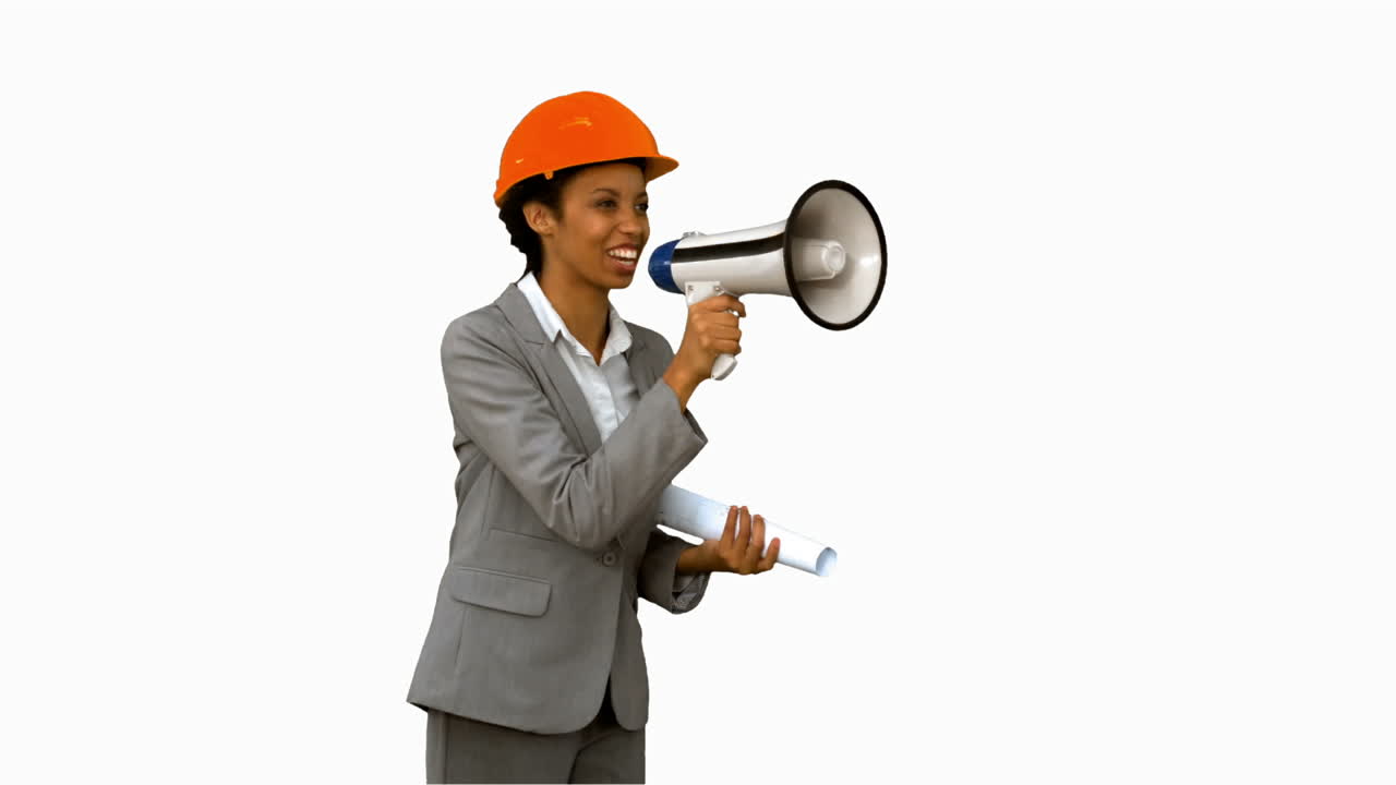 Architetto felice con un megafono su sfondo bianco