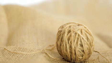 Ein-Juteball,-Der-Auf-Einen-Jutesack-Fällt,-Naturfasertextil,-Das-Als-Bindfaden-Verwendet-Wird