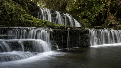 Lapso-De-Tiempo-De-La-Cascada-Del-Bosque-En-El-Paisaje-Rural-Durante-El-Otoño-En-Irlanda