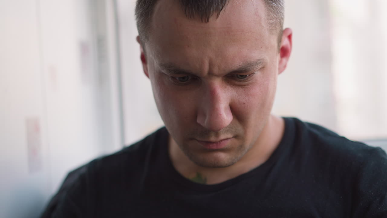 un caballero con camiseta negra mira la información en la oficina