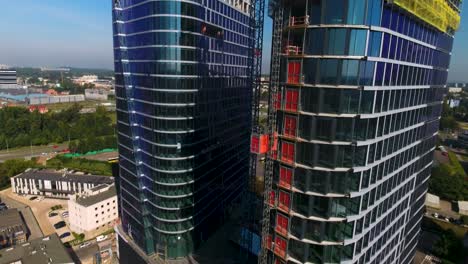 toma aérea de un ascensor de construcción al costado de un edificio