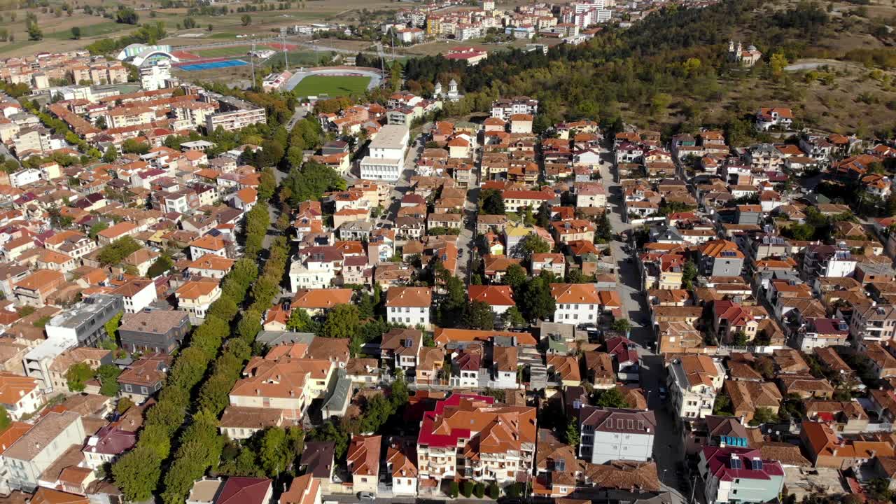 barrio de la ciudad con bulevar y complejo deportivo cerca del parque natural en korca, albania