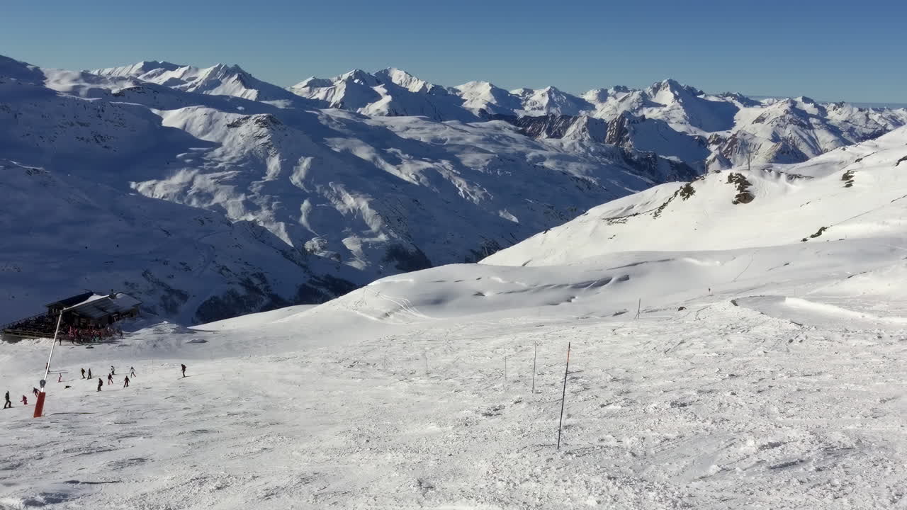 Persone che sciano sulle montagne in una stazione sciistica a Les Belleville, Francia