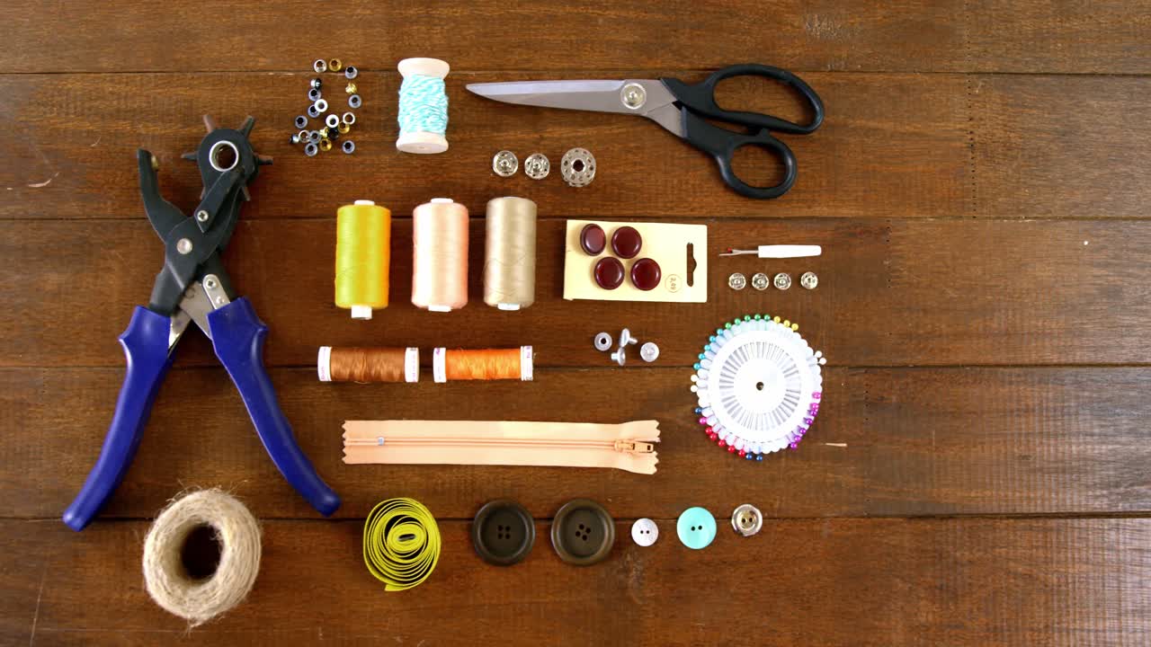 가닥과 바느질 도구 세트의 클로즈업