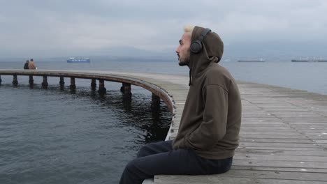 escuchar música en el muelle