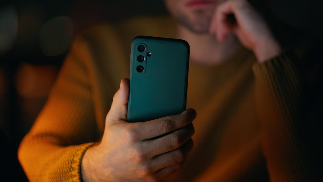 persona con un teléfono inteligente