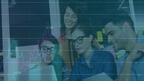 analizando datos en la computadora portátil, grupo de colegas con animación de gráficos financieros sobre ellos