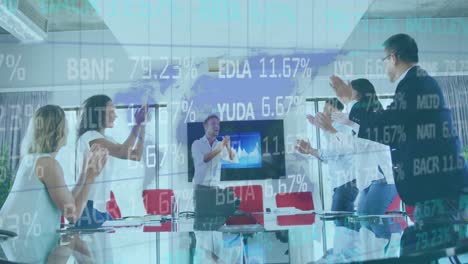 성공을 축하하는 비즈니스 동료들과 함께 세계 지도와 데이터와의 인터페이스의 애니메이션
