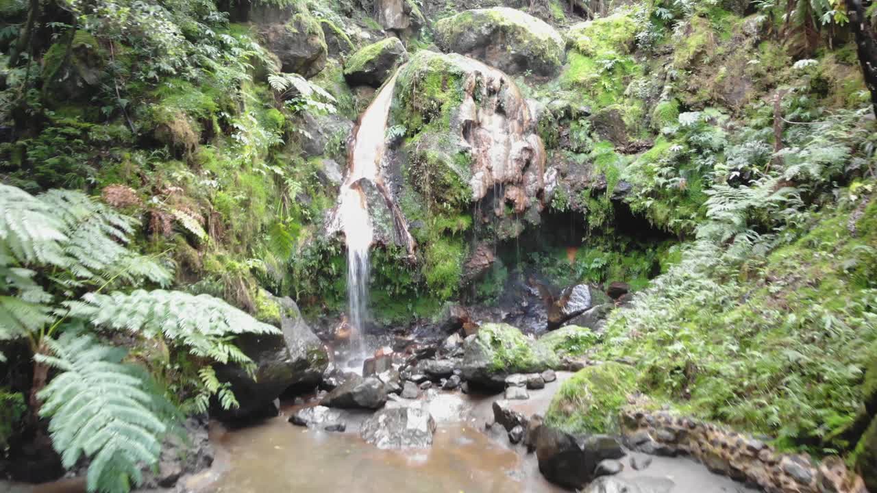 Pandangan udara mendekati air terjun kecil yang menawan