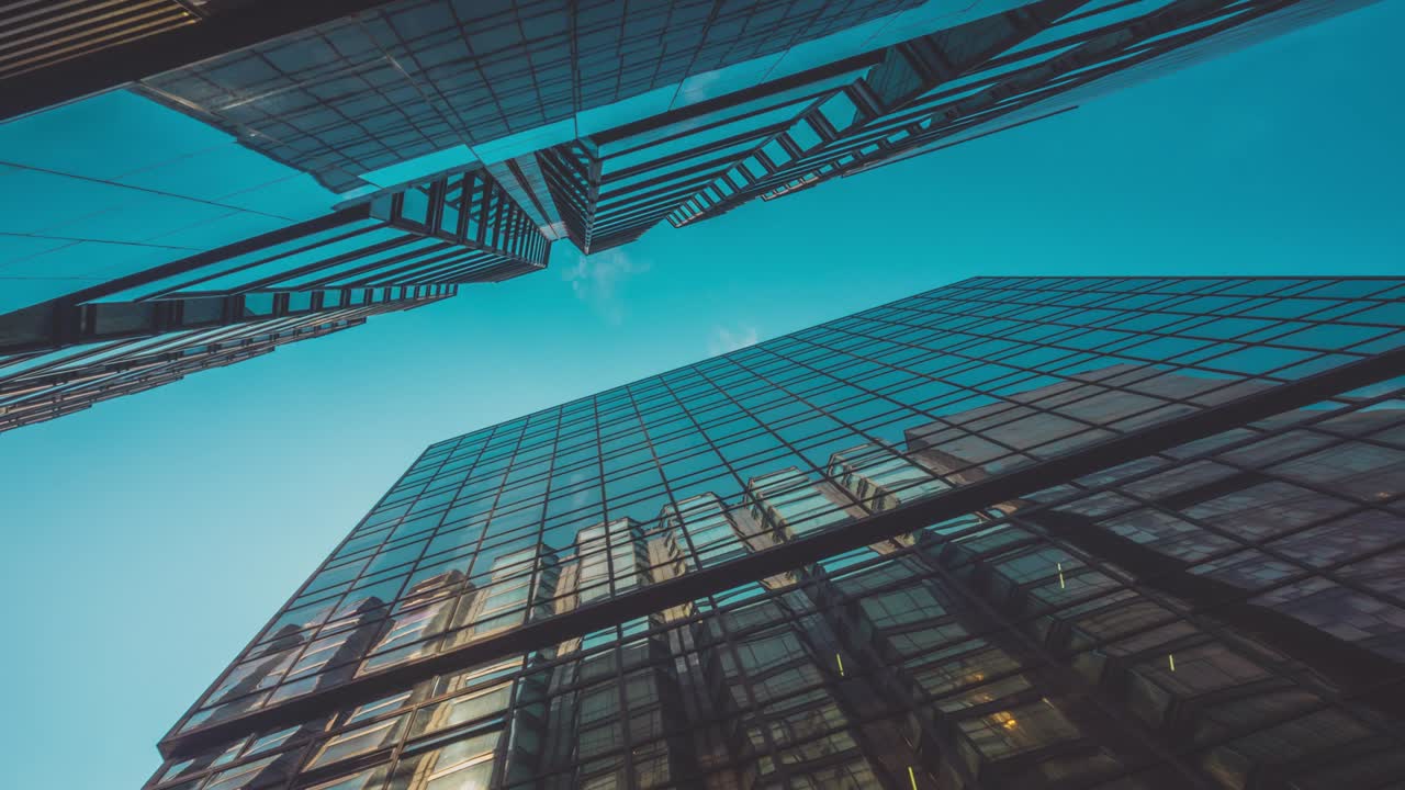 edificios corporativos, cielo azul y nubes