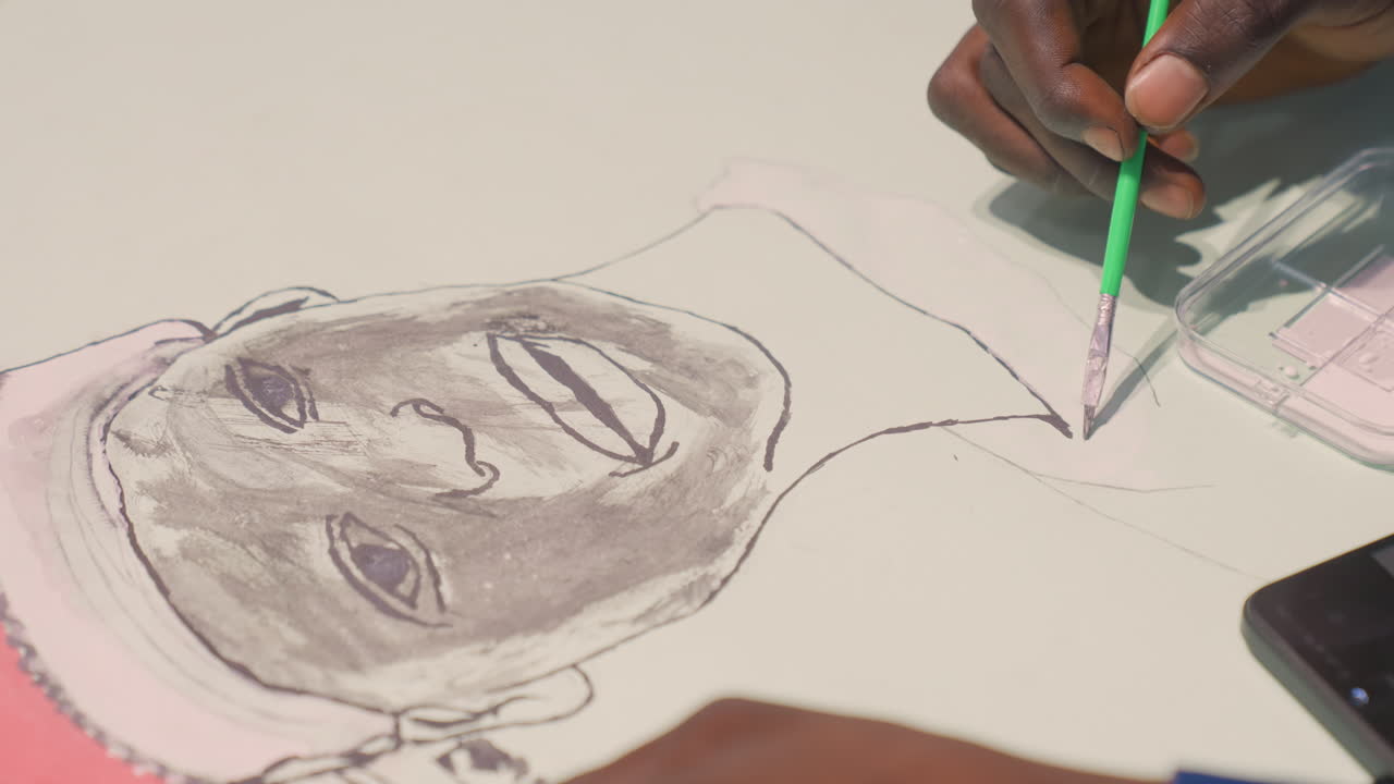 Ilustrador de Pintura Escura Refinando Traços Faciais em Close-up, Mão Adiciona Velaturas Cinzas e Sombreamento Sutil com Pincel Fino, Referência de Telefone na Borda, Papel Texturizado e Luz Suave de Estúdio, Detalhado