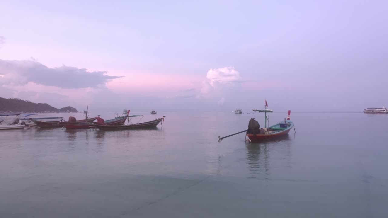 긴 리 보트와 함께 바다 위의 아름다운 일몰