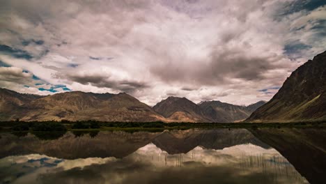 Wolkenformationen-über-Berggipfeln-Spiegeln-Sich-Im-See,-Nubra-Tal,-Ladakh,-Indien