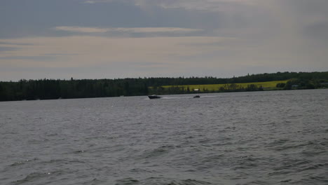 Paseos-En-Bote-Por-Un-Lago-Saskatchewan-En-Pleno-Verano