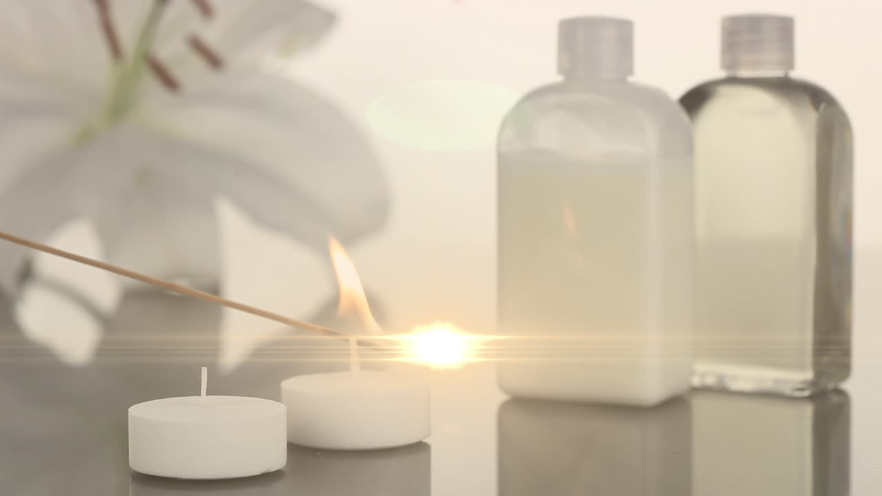 불과 꽃 위에 빛의 반점이 생성됩니다.