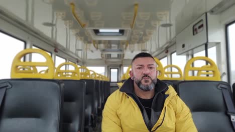 dentro de un autobús todo solo
