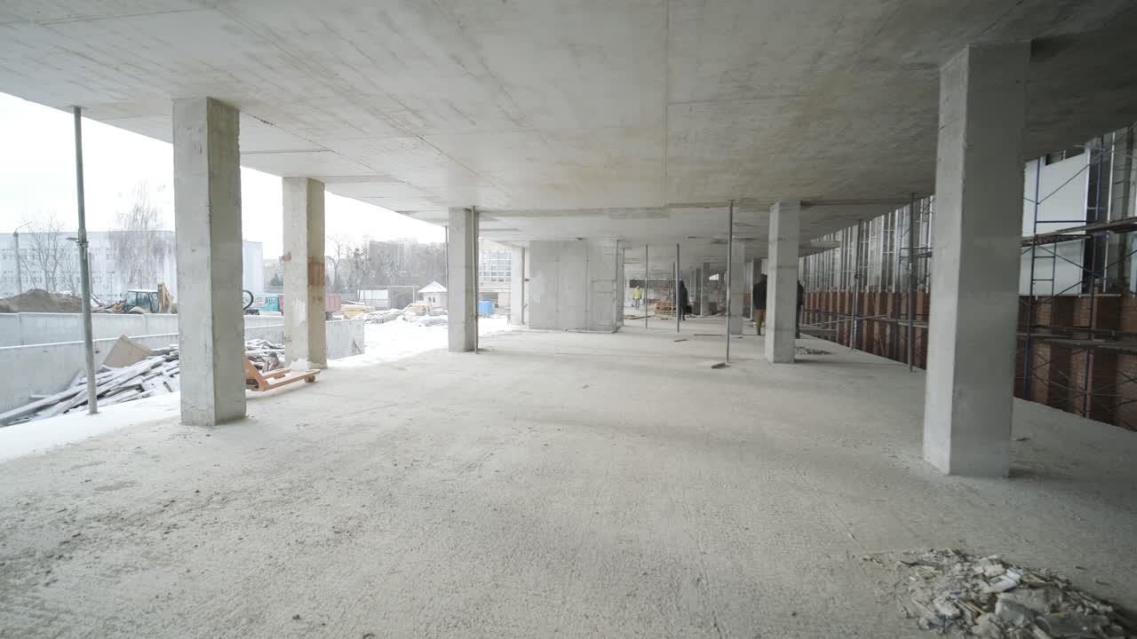 escena de un gran sitio de construcción de una oficina comercial