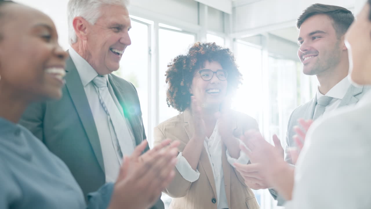 trabajo en equipo, aplausos y gente de negocios celebran