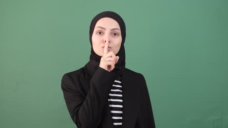 Muslim-Girl-Silece-Sign