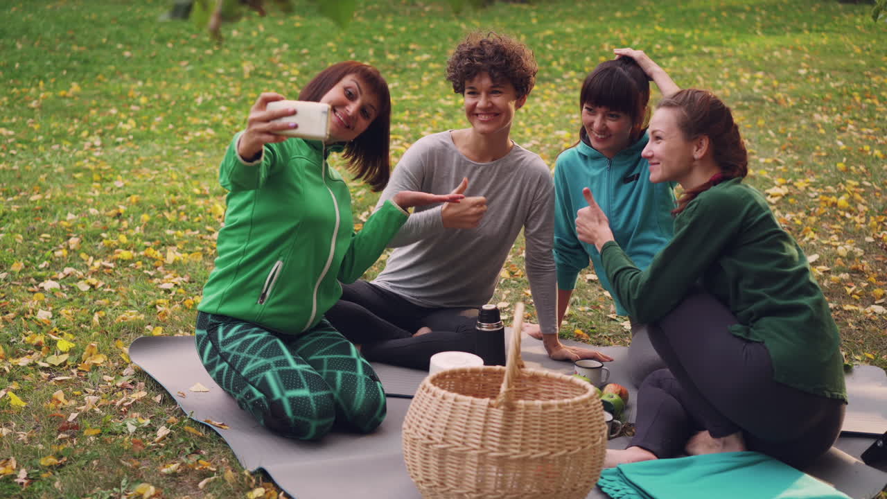친구 들 이 공원 에서 피크닉 을 즐기고 있다