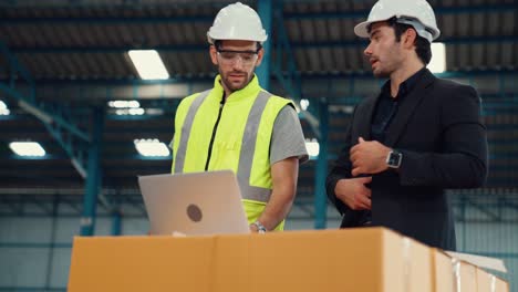 dos trabajadores de la fábrica trabajando y discutiendo el plan de fabricación en la fábrica.