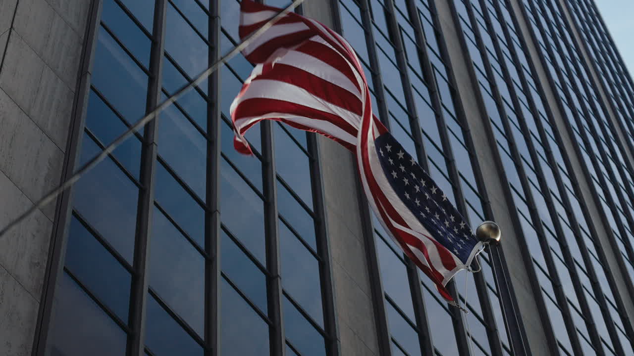 Bandiera americana su un grattacielo