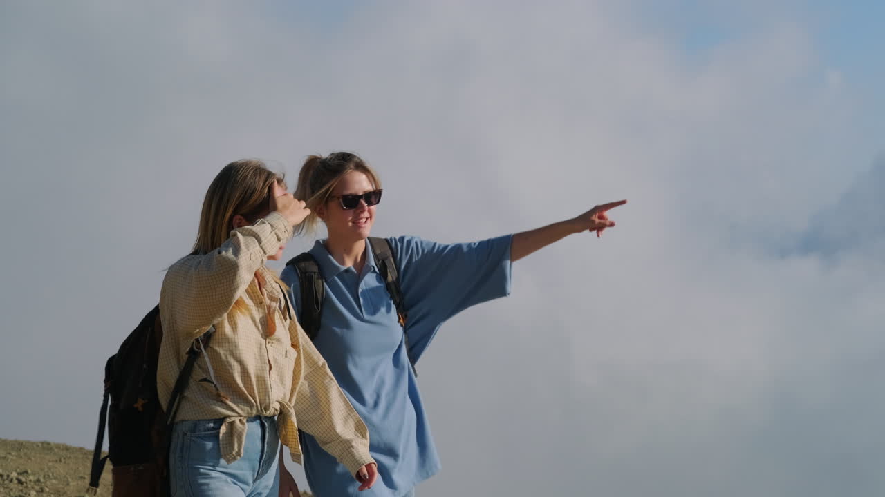dos amigos caminando y disfrutando de las vistas de la montaña