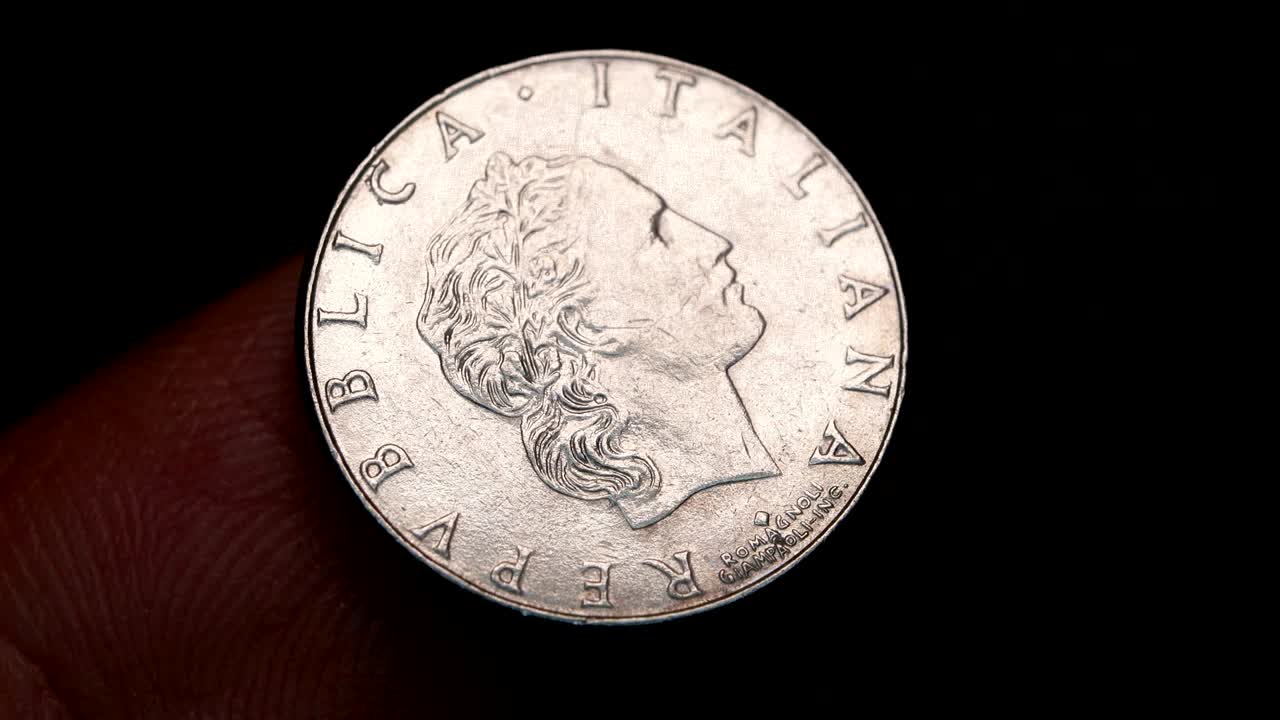 매우 오래된 동전의 근접 사진