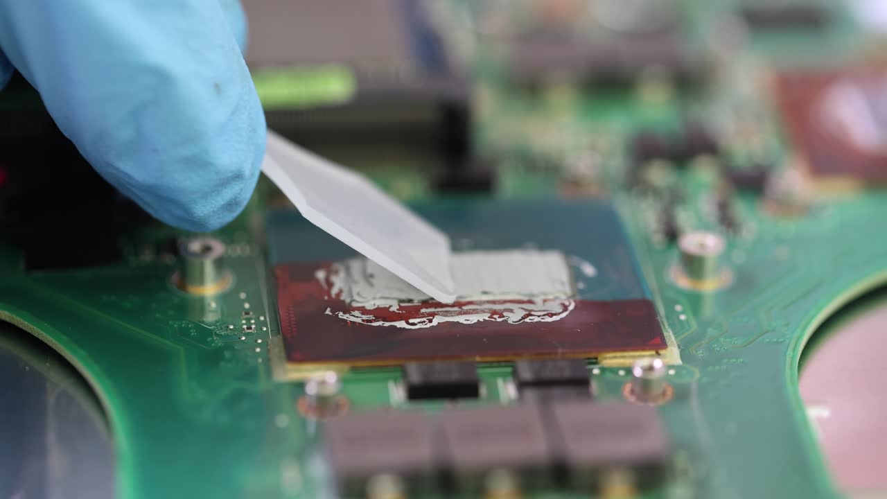 Applying Thermal Paste to a Processor
