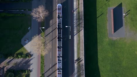 Straßenbahn-Auf-Der-Straße