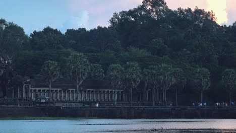 alejado del templo de angkor agua anochecer